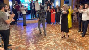 Дагестанская свадьба 2022! Произвольная свадебная лезгинка! Танцуют друзья жениха!