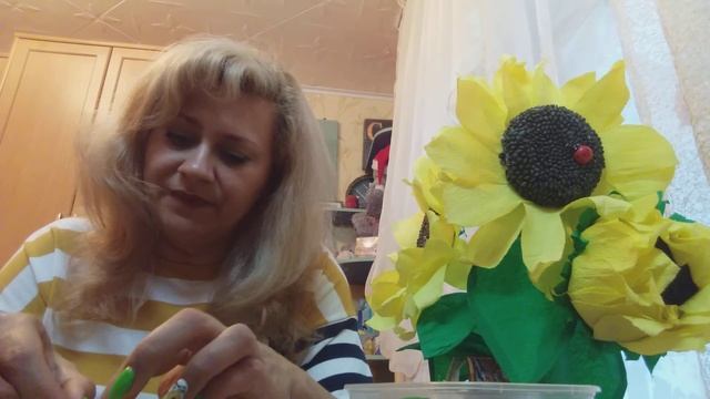 "Подсолнухи"  в  технике  поделка - из гофрированной  бумаги  урок 3 смотреть онлайн