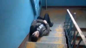 Алкаш спит в моем подъезде