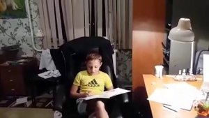 Мальчик делает уроки