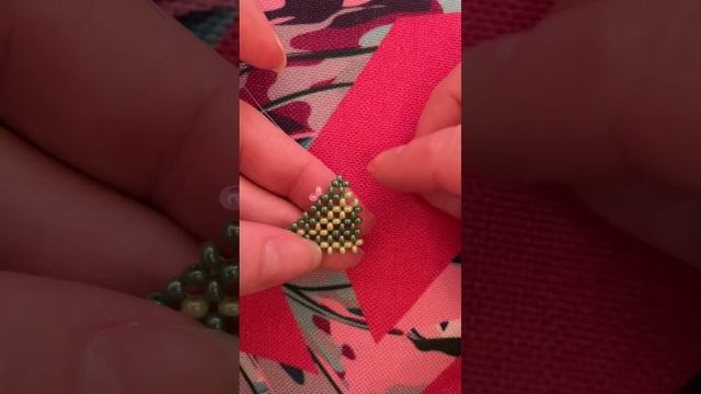 Жабка с ушками зайчика из бисера.Лягушка с ушками зайчика из бисера. #бисероплетение #бісероплетінн смотреть онлайн