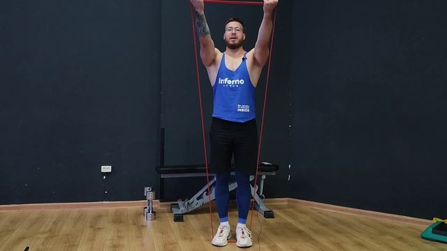 Махи перед собой обратным хватом с фитнес резинкой.