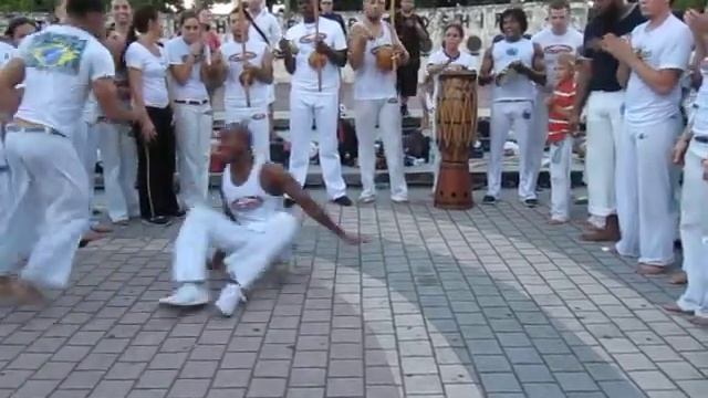 Feijaozinho of Maculele Miami plays Carne Seca in the August street roda смотреть онлайн