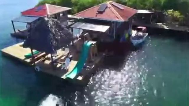 Панама. Отдых на островах архипелага Бокас дель Торо. Экипированный дом на воде в Карибском море.