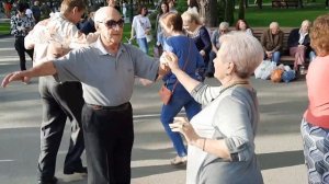 Девочки-красавицы!!!Танцы в саду Шевченко,Харьков,май 2021.
