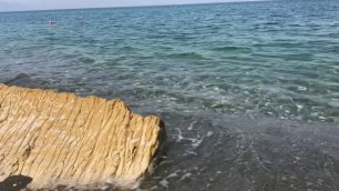 Спокойная чистая вода на море  с мелким камнем. Италия. Сицилия.