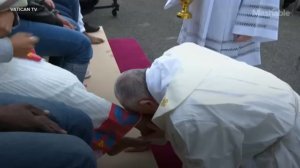 Италия. Папа Римский омыл и поцеловал ноги беженцам (24.03.2016 г.)