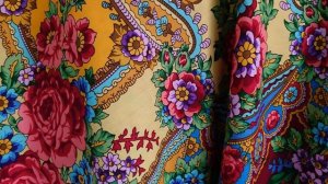 Чем ярче, тем лучше. Павловопосадские платки. Белые розы. Лягушка. Pavlovo Posadのショール