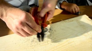 Как просверлить шуруп, винт, болт. Полное видео без сокращений.