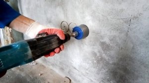 Высверливание ниш для подрозетников в кирпиче