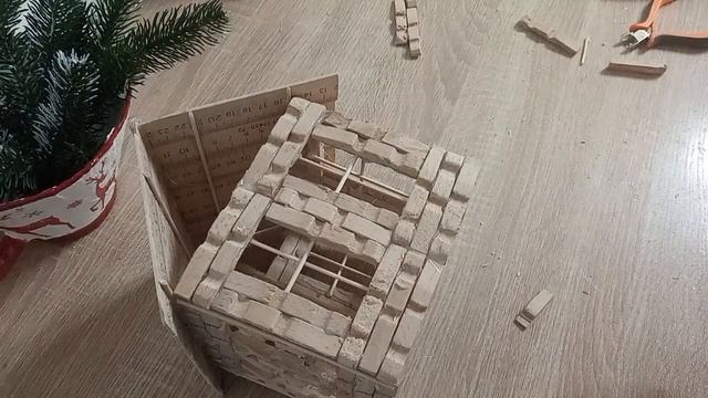 Новогодний светящийся домик из прищепок