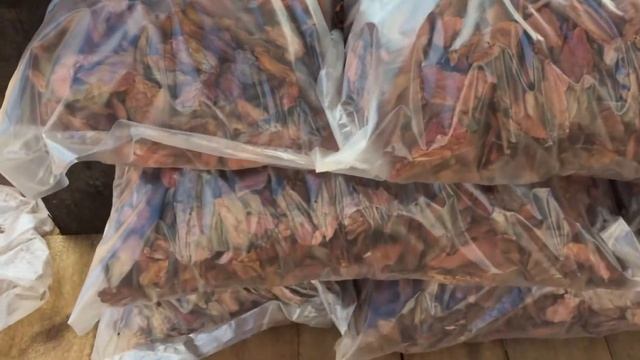 Кора лиственницы 6-10 см. Прозрачный мешок мульча смотреть онлайн