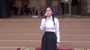 Девочка поет очень красивую песню о маме))LauraT.