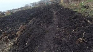 удобряем огород перегноем и золой перед пахотой,удобрение для огорода осенью