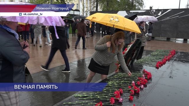 Депутаты и сотрудники нижегородского Заксобрания возложили цветы к Вечному огню