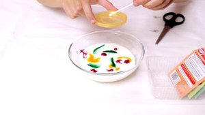 Рисуем на молоке. Красивые опыты для детей.