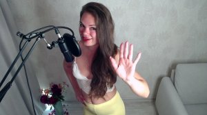 Julia Milows is Singing popular songs in stream on Trovo and Twitch
