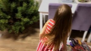 55 подарков для ребёнка. Крошка Вероничка играет в горячо и холодно