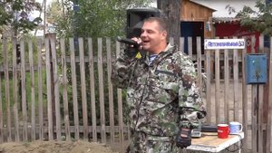 Парень который поет на улице