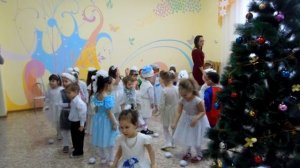 Танец-игра со снежками. Новый год в младшей группе детского сада