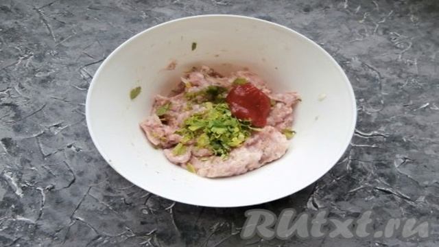 Фрикадельки с подливкой со сметаной на сковороде