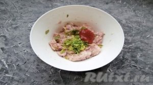 Фрикадельки с подливкой со сметаной на сковороде
