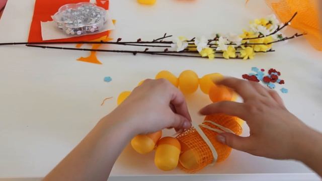 Как сделать самому Поделку своими руками. Весенний Венок из яиц Киндер Сюрприз. Kinder surprise egg смотреть онлайн