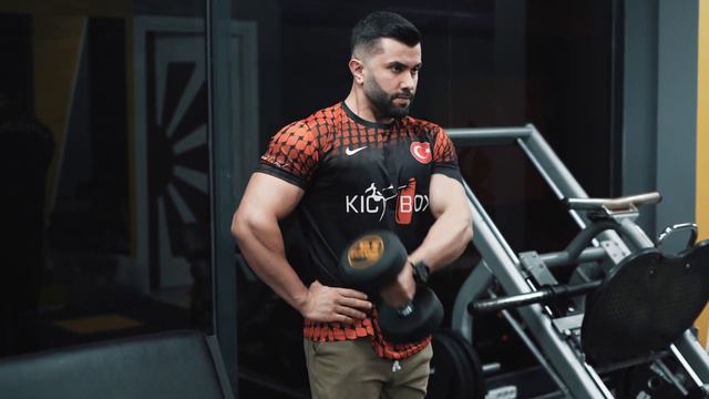 Dumbbell One-Arm Low Fly смотреть онлайн