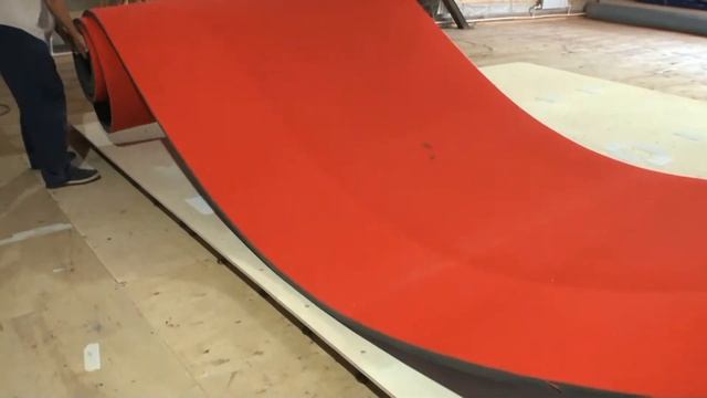 Частичная сборка гимнастического помоста и укладка ковра смотреть онлайн