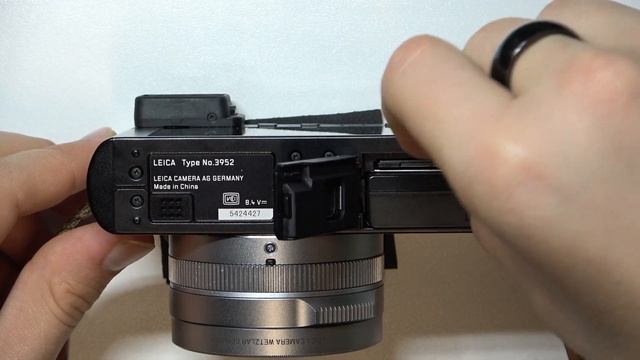 Leica D Lux 7 | Как вынуть батарею из камеры Leica D Lux 7 - Как вставить батарею в Leica D Lux 7 смотреть онлайн