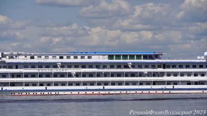 Пассажирский теплоход ВОЛГА-СТАР проходит красноармейский рейд и направляется в ВДСК