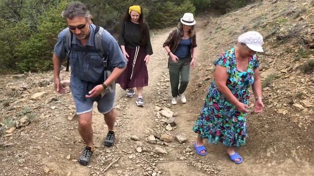 Как освободить суставы и разгрузить ноги во время подъёма в гору, используя Цигун. смотреть онлайн