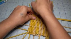 Как сплести прямоугольное или квадратное донышко из газетных трубочек.  Вариант.2