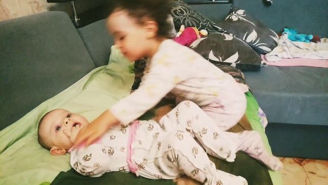 я с сестрой,ей три месяца. игры маленьких детей. ребенок 3 месяца и два года.0+ смотреть онлайн