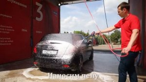 Грязная машина на мойке самообслуживания. Летний режим мойки