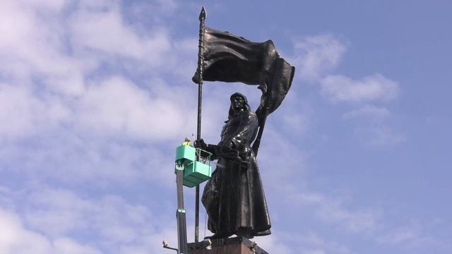 Во Владивостоке приводят в порядок памятники смотреть онлайн