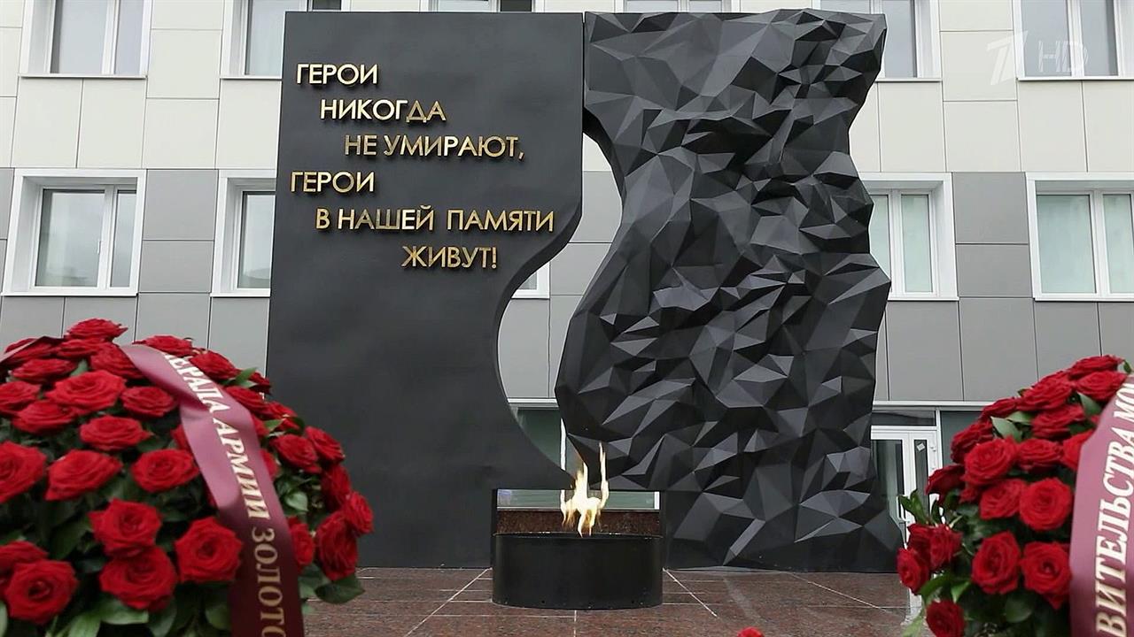 В Москве открыт монумент "Свеча памяти" и зажжен В...й огонь в честь погибших сотрудников Росгвардии