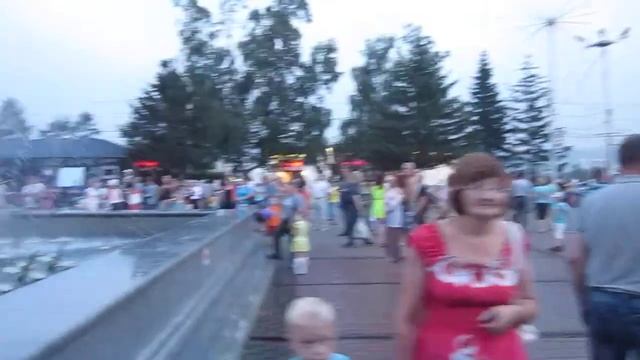 Танцующий фонтан. Вечер перед Театром Оперы и Балета в Красноярске