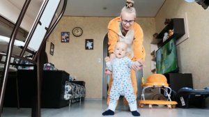 Ребёнок учится ходить. Первые шаги. Во время видео ни один ребёнок не пострадал😅