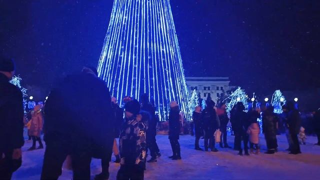Луганск, На что способна Елка ЛНР, Новый Год 2022, 31 декабря 2021 смотреть онлайн