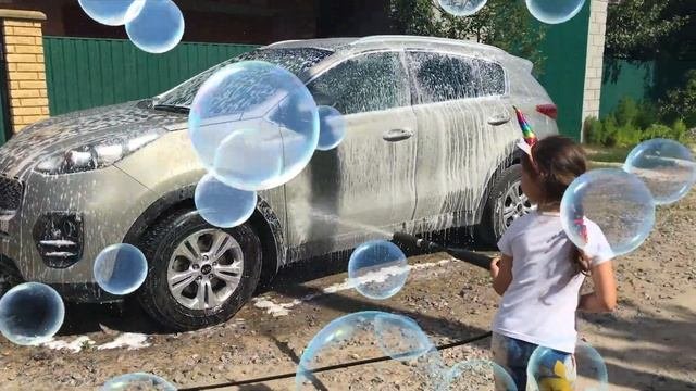 Дети помыли машину перед прогулкой как на автомойке