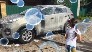 Дети помыли машину перед прогулкой как на автомойке
