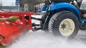 Уборка снега трактором LS Mtron J 23 с отвалом и щеткой ZimaNi