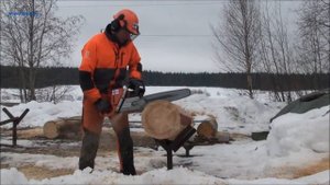 Бензопила Husqvarna 576 XP в работе