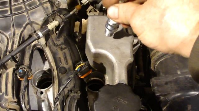 Меняем свечи зажигания, для Новичков на 16 кл. ДВС ВАЗ. ПРИОРА ,2110, Калина. Change the spark plug смотреть онлайн