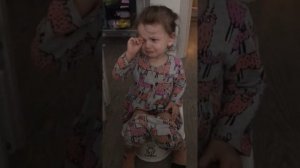 Малышка плачет, потому что закончились пуки.