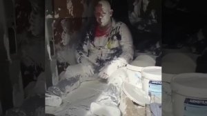 Мужик в фургоне весь в краске