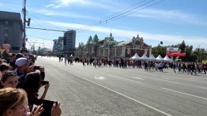 Эпичное видео! В Новосибирске перекрыли центр города ради соревнований по бегу
