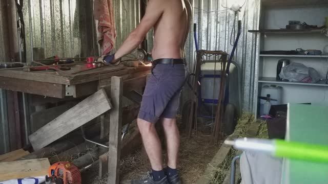 1. Ленточный фундамент 12х10х0.4, копаю траншею лопатой + вяжу арматуру