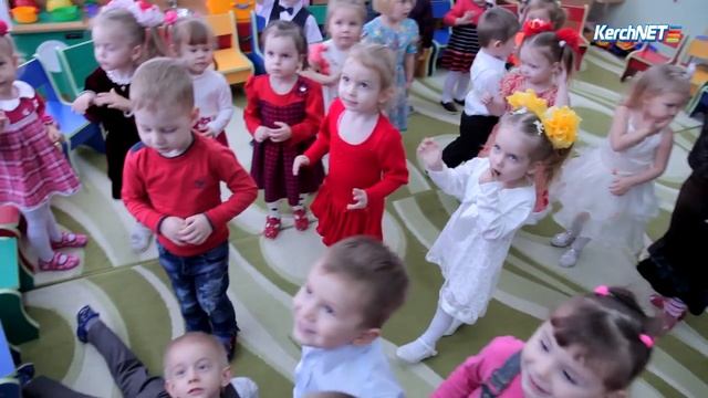 Керчь: поздравление мамам от малышей-коротышей смотреть онлайн
